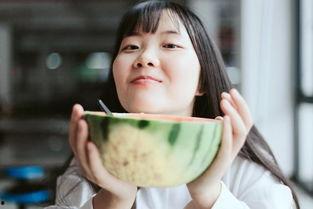 网红女孩拍照吃瓜视频,揭秘美食与娱乐的跨界融合