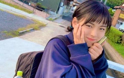 网红男扮女装的男人吃瓜